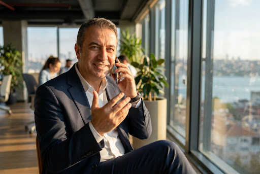 İhracat müdürü ofiste telefonda görüşürken